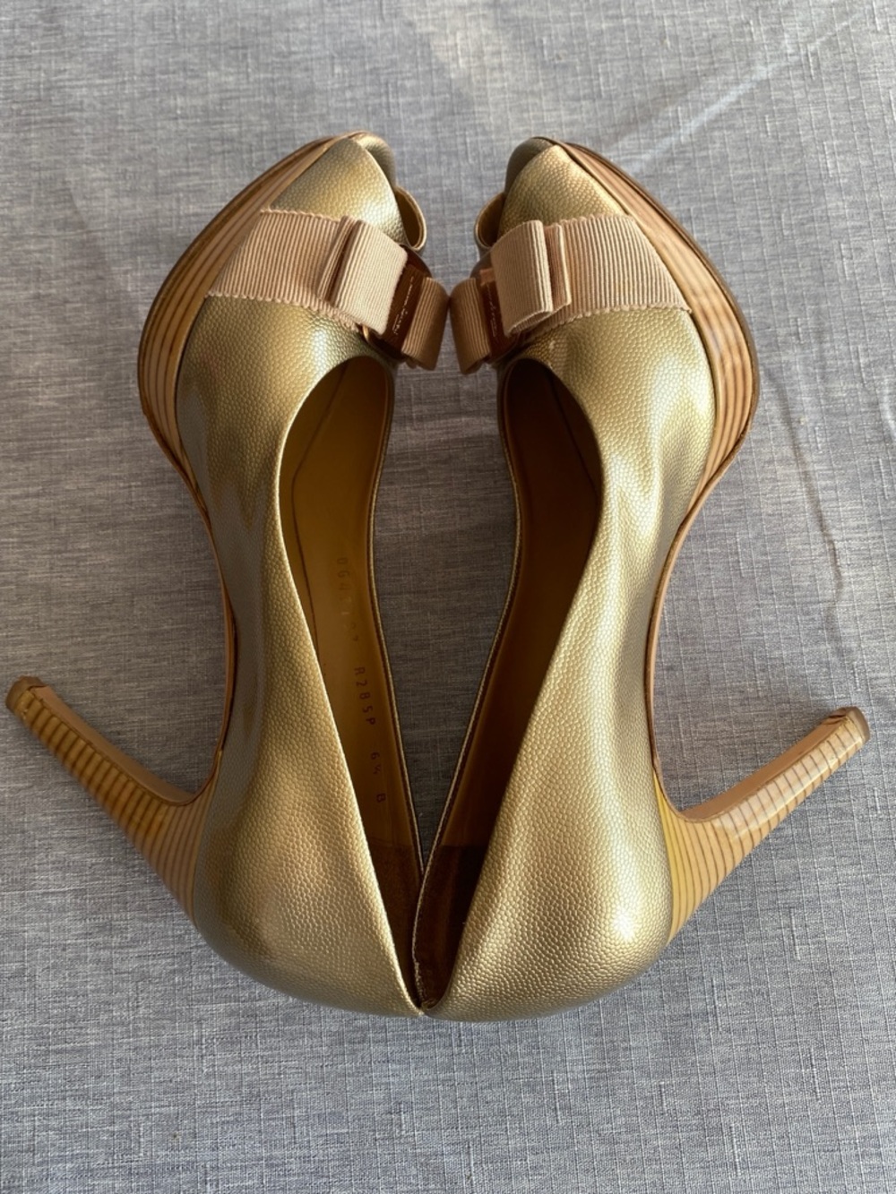 🇮🇹 Salvatore Ferragamo|Gold Leather Vara Bow Peep Toe Pumps - Picture 6 of 16